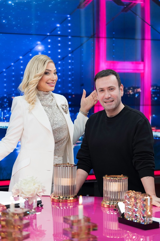 Özlem Esra Ada�n�n Sundu�u Pembe Masa�n�n Bu Haftaki Konu�u, Ba�ar�l� �leti�im Dan��man� Özgür Aras Oldu. 