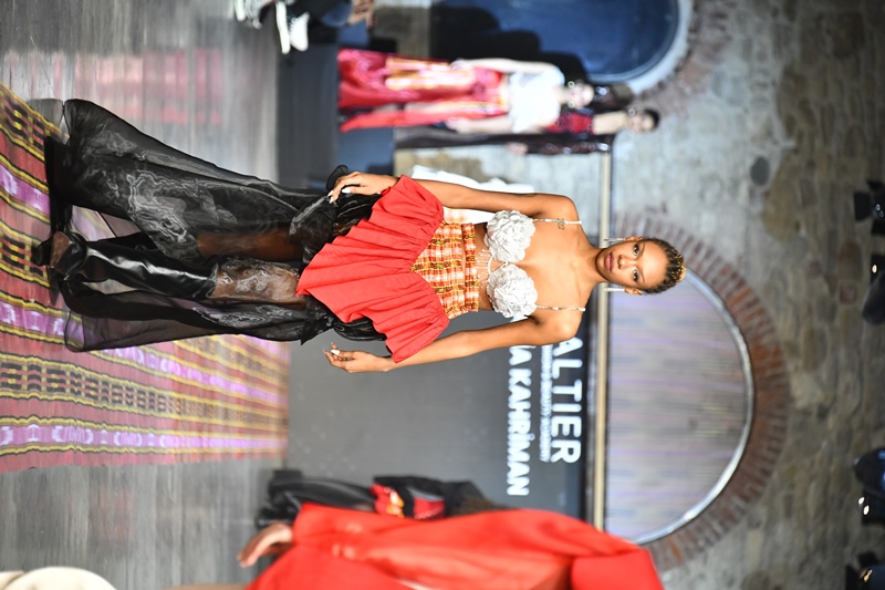 Alt�er Academy : Moda Tasar�m Ö�rencilerinden  Kutnu �pe�i �lhaml� Özel Defile 