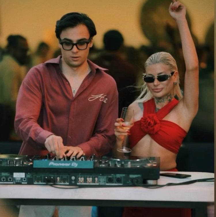 Hamza Kapucuo�lu :  Sunset Party'de Müzik Ziyafeti Ya�att�