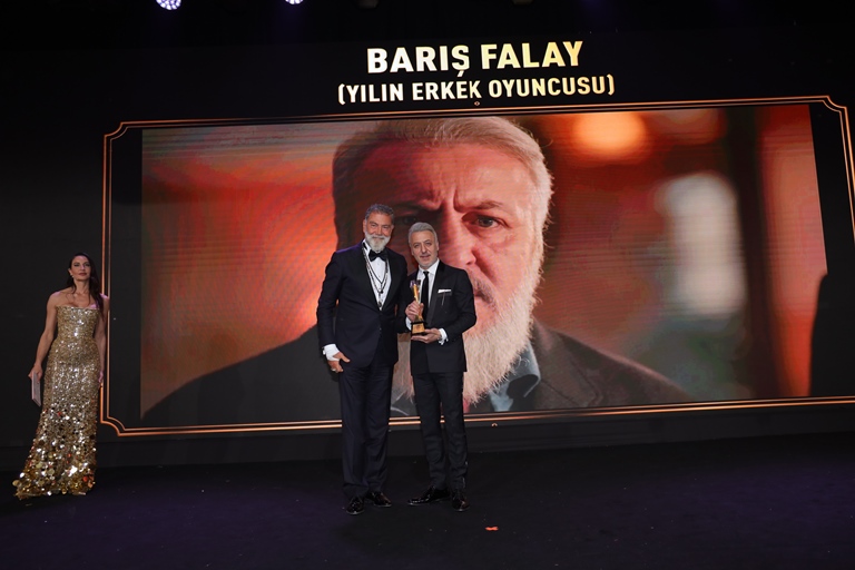 Bar Falay: Ömer Dizisindeki Rolüyle Milyonlar Büyüledi, Yln Erkek Oyuncusu Ödülünü Kazand 