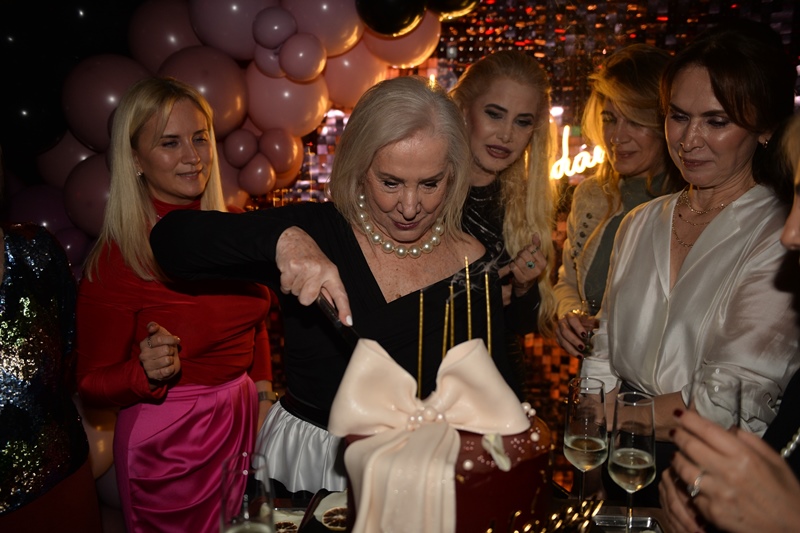 Canan Göztepe�ye 80. Ya� Sürprizi