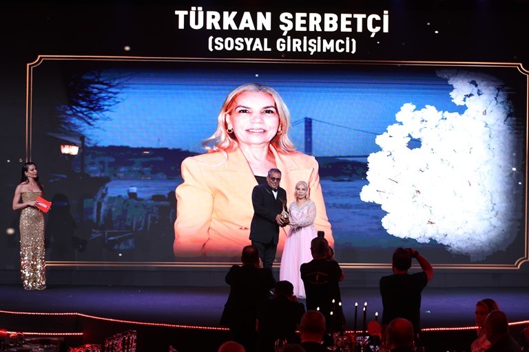 Türkan erbetçi:  Sosyal Giriimci Ödülünü 500 Kiinin Büyük Alklar Eliinde Ald  
