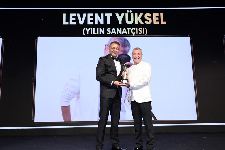 Levent Yüksel :  Klass Ödülleri 2025 Gecesinde Yln Sanatçs  Ödülünün Sahibi Oldu 