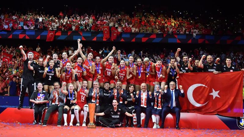 Mehmet Akif Üstünda� : Türk Voleybolunun Yükseli�ine Liderlik Ediyor