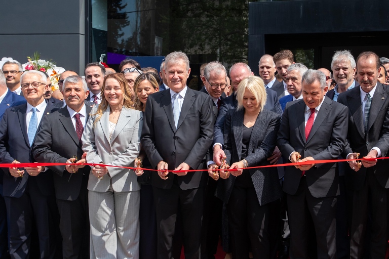  Novamer Otomotiv Seçkin Bir Davetli Toplulu�unun Kat�l�m�yla Aç�ld�! 