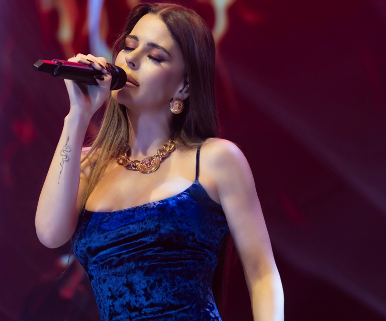 Mavi Elbiseli Simge Geceye Damga Vurdu