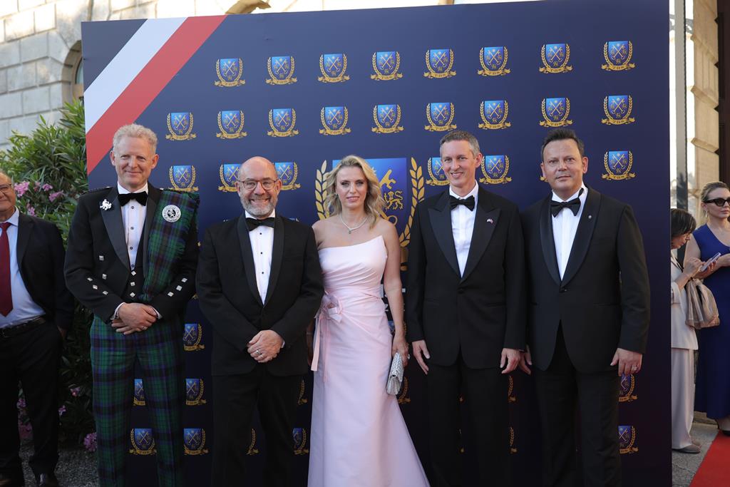 Tarabya �ngiliz Okullar��n�n Mezuniyet ve 14. Y�l Gala Gecesi Diplomasi, E�itim ve Sanat Dünyas�n� Bulu�turdu
