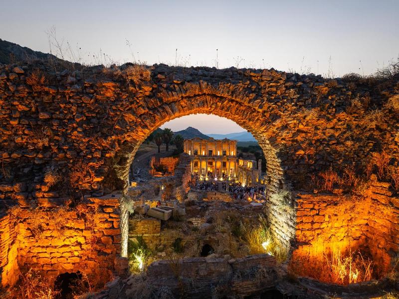 Rekoru Bakan Ersoy Duyurdu! Gece Müzecili�inde Ziyaretçi Say�s� 1,3 Milyonu A�t�