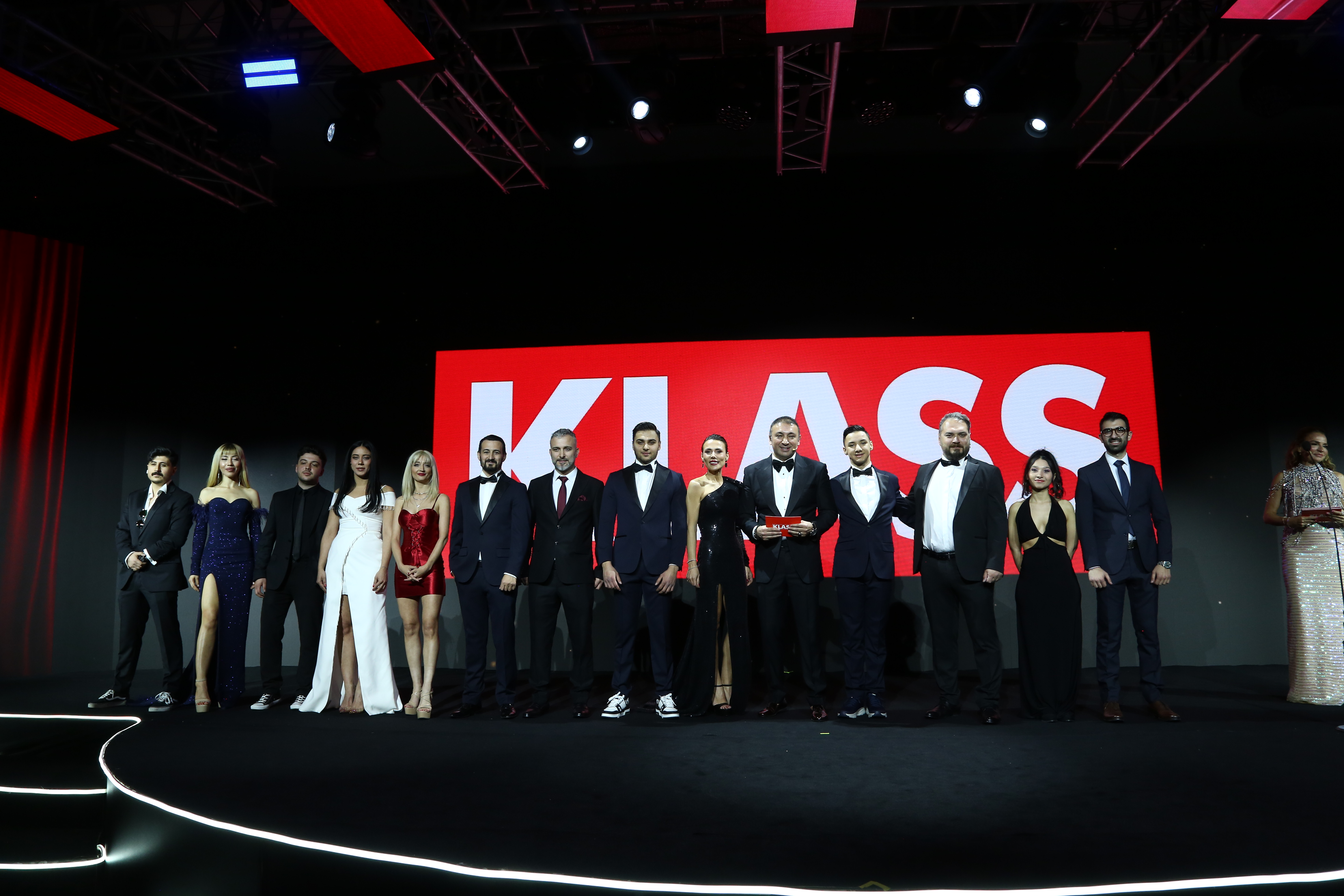Klass , Ödülleri Türkiyenin En Prestijli  Ödül Töreni Ve Network Platformu Yüzüklüler Kulübü '' nü Oluturdu