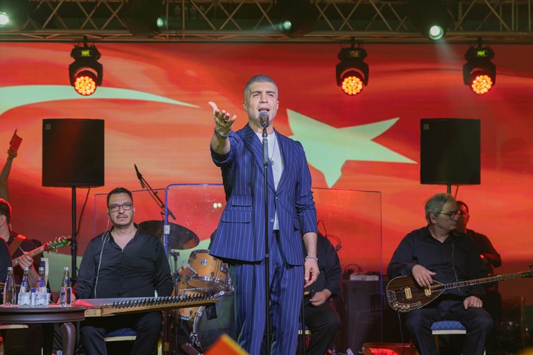 Özcan Denizden Merit Park Hotelde Cokulu Cumhuriyet Bayram Kutlamas Ve Unutulmaz Performans 