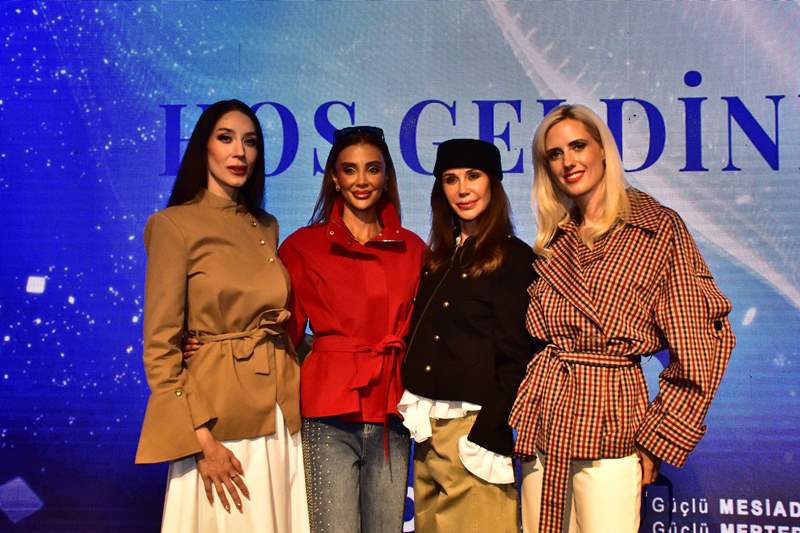 Merter�de Moda �öleni Ba�lad�! �Calam�ty Demet� Ve �Gey�a Ece� Podyumu Sallad� 