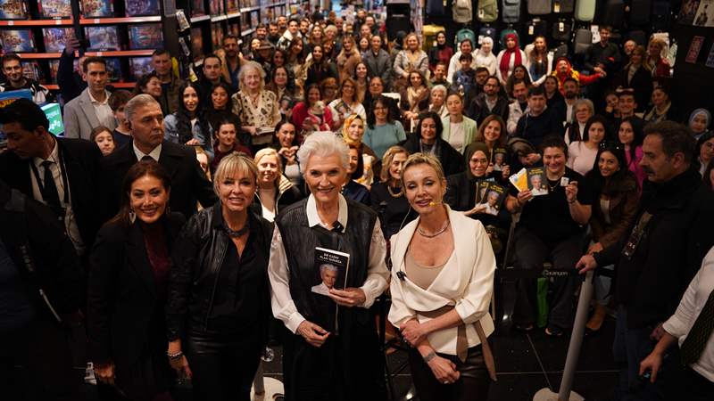 Maye Musk  �stanbul�da �lham Veren Bulu�malara �mza Att� 