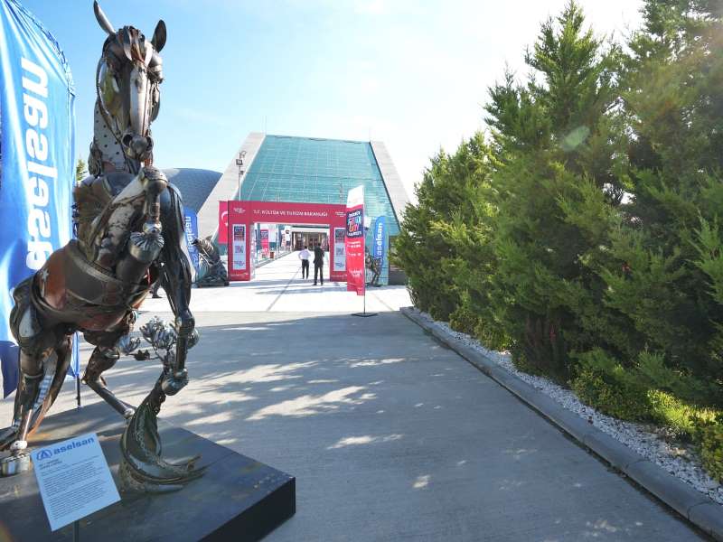 Bakan Ersoy Ba�kentte Start� Verdi! Ankara Kültür Yolu Festivali Ba�lad� Ersoy: �Ba�kentimizin Tarihini Ve Mimarisini Ressamlar�m�z�n Gözünden Yeniden Gördük� 