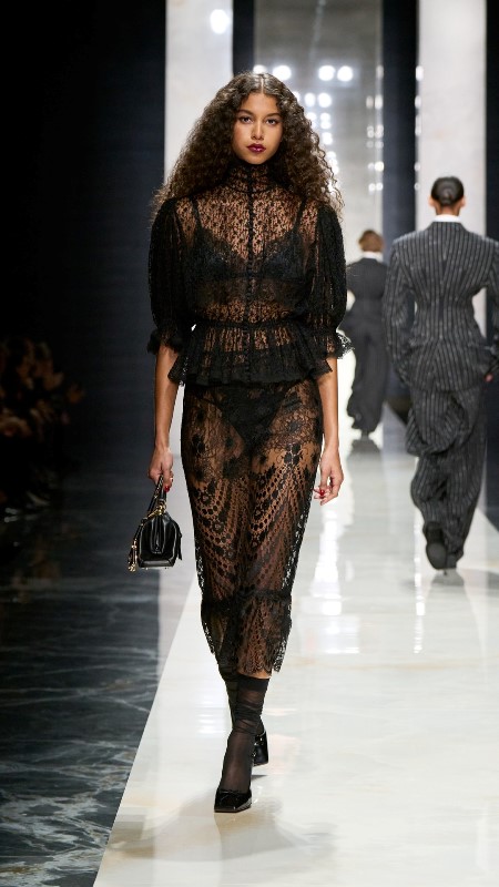 Dolce & Gabbana, �Ident�ty� Koleksiyonu �le Milano Moda Haftas��nda Gücün Ve Kimli�in S�n�rlar�n� Yeniden Çizdi