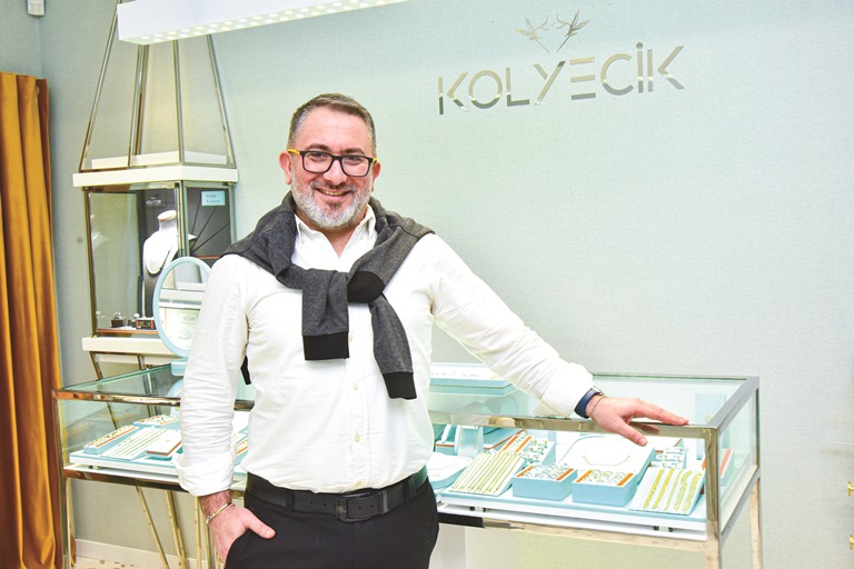 Hüseyin Alper :  �Kolyecik�i Bir Türk Tasar�m �mzas� Olarak Uluslararas� Pazara Ta��may� Hedefliyoruz�