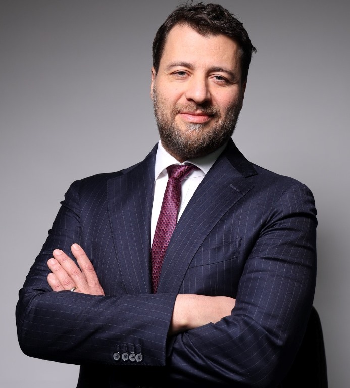 Emre Tezmen Yönetim Kurulu Ba�kan� Oldu Pusula Ve Kat�l�mevim�de Yönetim Art�k Tera�da