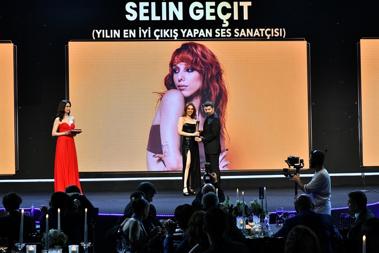 Selin Geçit :   Yln En yi Çk Yapan Sanatçs Ödülünün Sahibi Oldu 