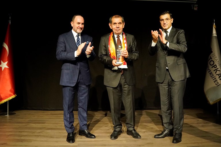 stanbul Topkap Üniversitesi Örencilerinden, Galatasaray Spor Kulübü Bakan Dursun Özbeke Yln Spor Yöneticisi Ödülü  