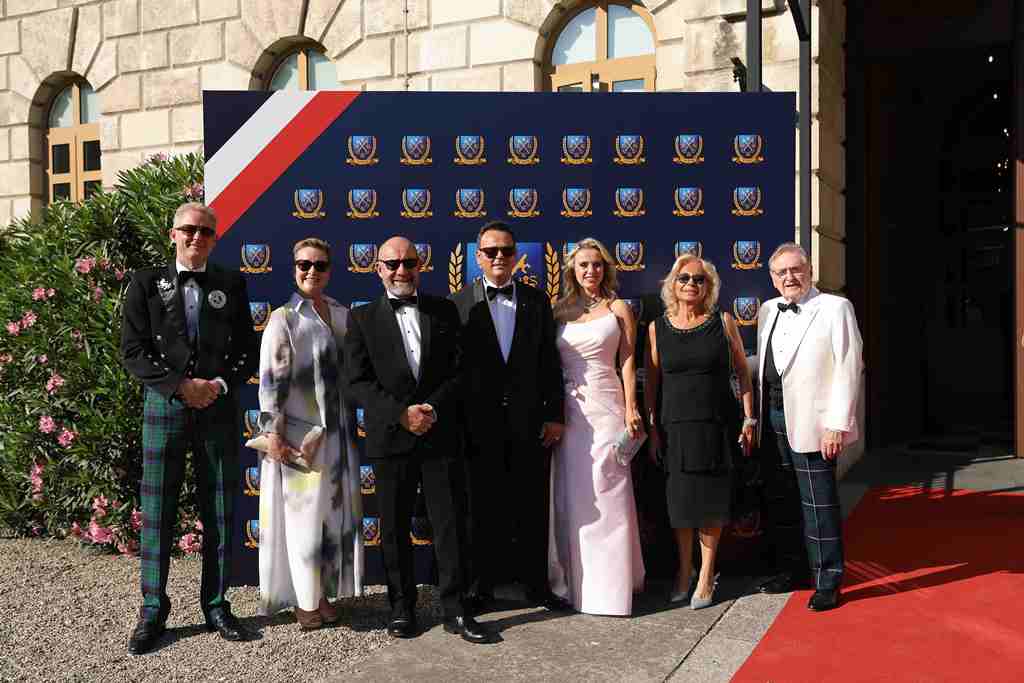 Tarabya �ngiliz Okullar��n�n Mezuniyet ve 14. Y�l Gala Gecesi Diplomasi, E�itim ve Sanat Dünyas�n� Bulu�turdu