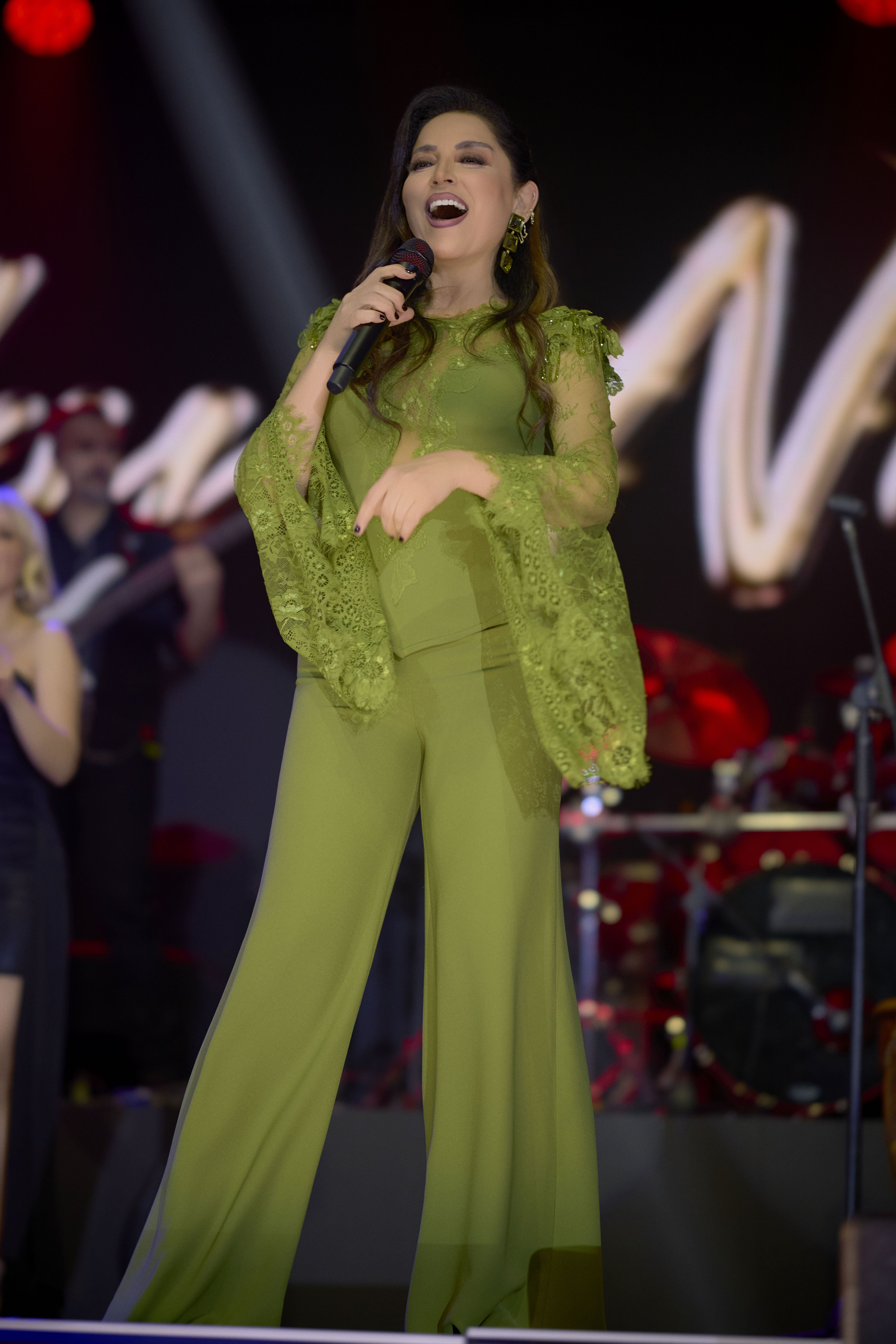 A�k�n Nur Yengi Bayramda Antalya�da Sahneyi Büyüledi