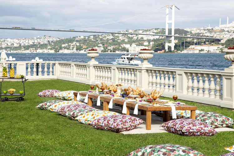 Çraan Saray Bahçelerinde Lüks Piknik Sezonu Balyor