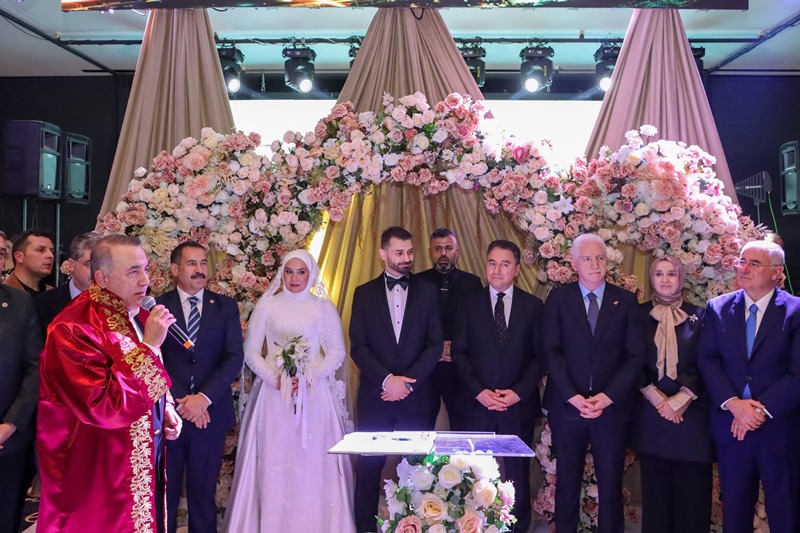 Betül Kavak-Bilal Teymur :  Görkemli Bir Dü�ün Töreni �le Hayatlar�n� Birle�tirdi