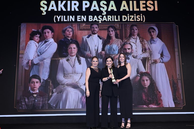 akir Paa Ailesi :  Yln En Baarl Dizisi Oldu 