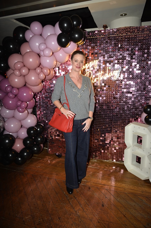 Canan Göztepe�ye 80. Ya� Sürprizi