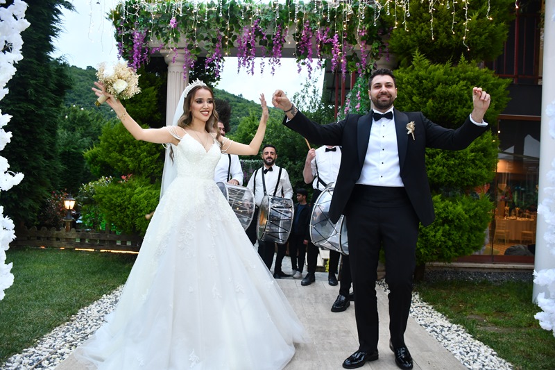 Zuhal Kaya- Mehmet Mungan: Rengârenk Bir Düğün ile Dünya Evine Girdiler