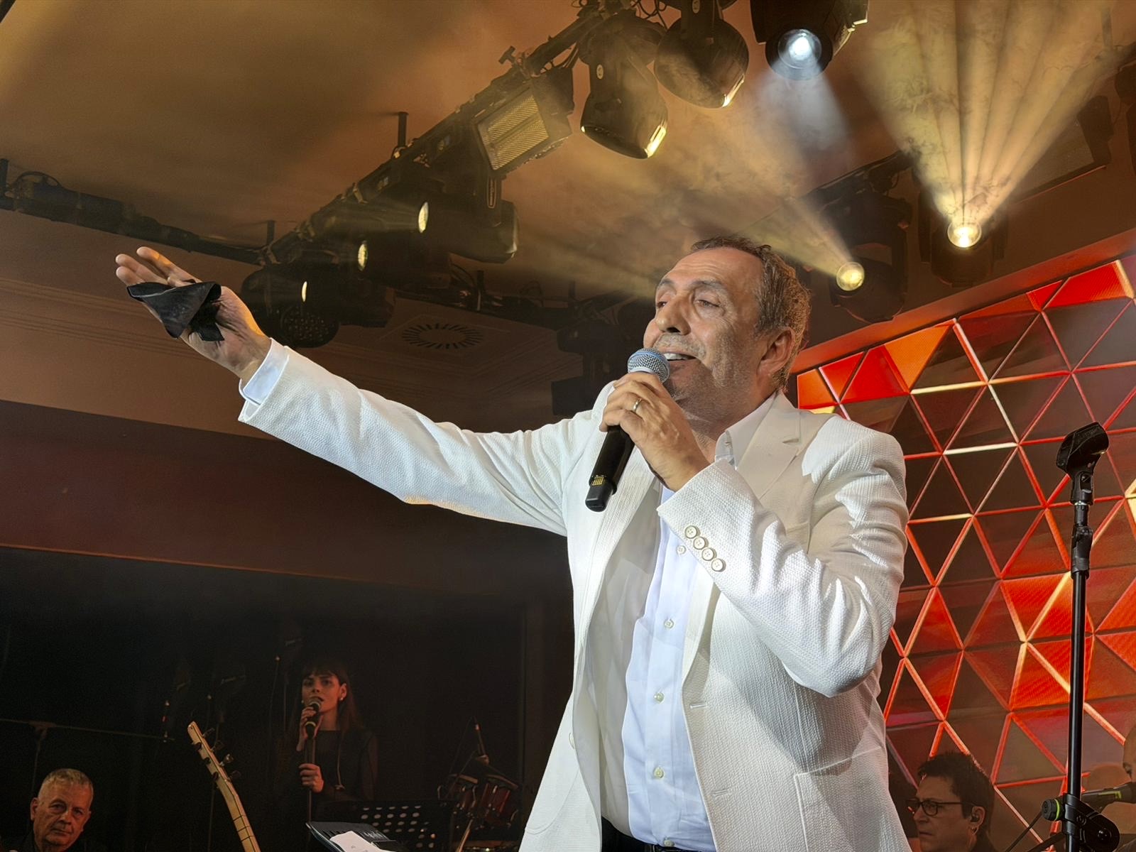 Grand Pasha Girne�de Bayram�n �lk Günü Yavuz Bingöl �le Anlam Kazand�