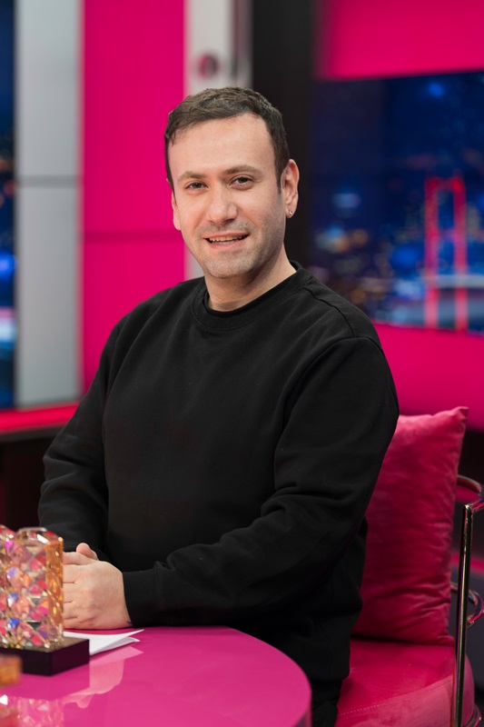 Özlem Esra Ada�n�n Sundu�u Pembe Masa�n�n Bu Haftaki Konu�u, Ba�ar�l� �leti�im Dan��man� Özgür Aras Oldu. 