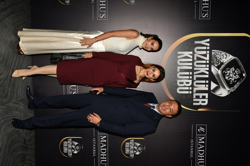 Yüzüklüler Kulübü : �� Ve Cemiyet Dünyas�n�n Seçkin �simlerini Madhu�s�un E�siz Ambiyans�nda Bulu�turdu