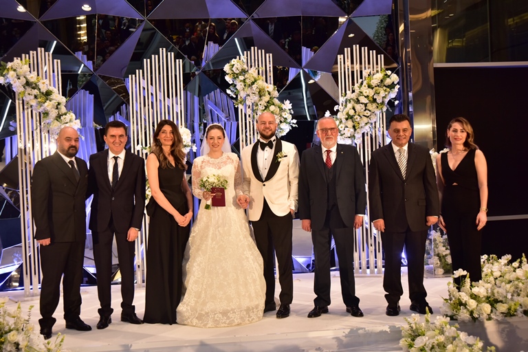 Emine Akan-Selçuk Güler  Görkemli Bir Dü�ünle Dünyaevine Girdiler 