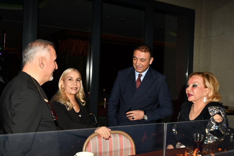 Yüzüklüler Kulübü : �� Ve Cemiyet Dünyas�n�n Seçkin �simlerini Madhu�s�un E�siz Ambiyans�nda Bulu�turdu