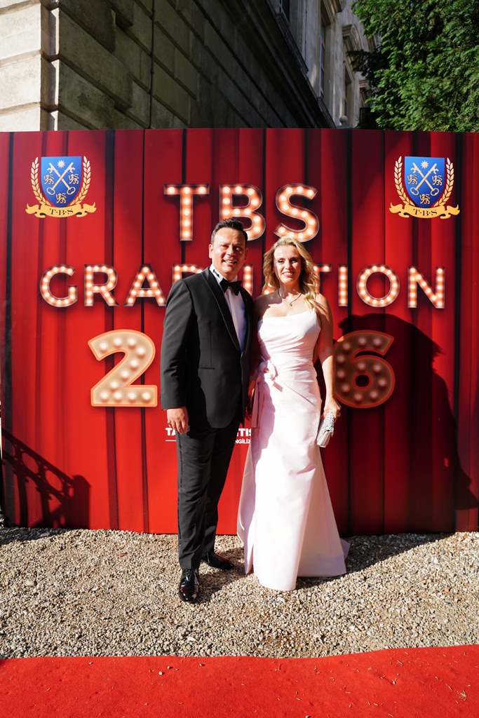 Tarabya �ngiliz Okullar��n�n Mezuniyet ve 14. Y�l Gala Gecesi Diplomasi, E�itim ve Sanat Dünyas�n� Bulu�turdu