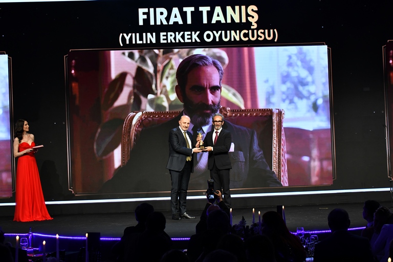Frat Tan :  akir Paa Ailesindeki Rolüyle  Yln Erkek Oyuncusu Ödülünü Kazand 