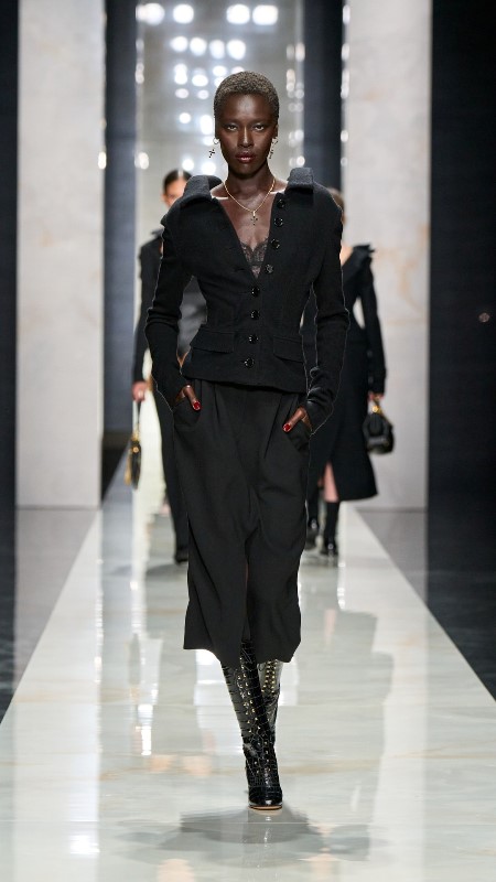 Dolce & Gabbana, �Ident�ty� Koleksiyonu �le Milano Moda Haftas��nda Gücün Ve Kimli�in S�n�rlar�n� Yeniden Çizdi