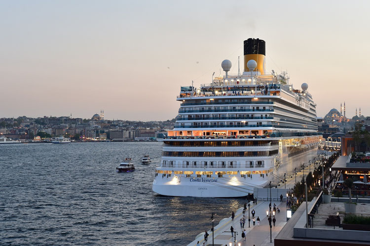 Galataport stanbul, Tarihin En Büyük Kapasiteli Yolcu Gemisi Costa Veneziann lk Dura Oluyor