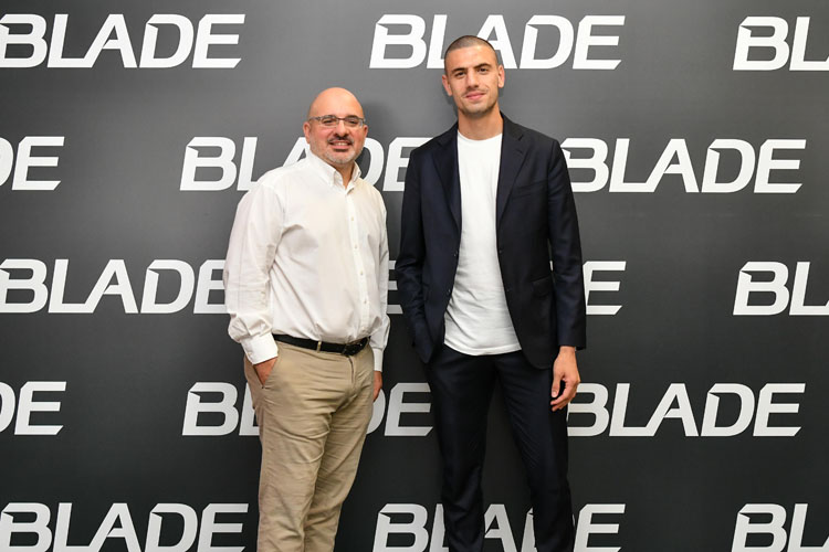 Yenilenen Blade Deodorant’ın Marka Yüzü Merih Demiral, Evyap Tuzla Fabrikasını Ziyaret Etti