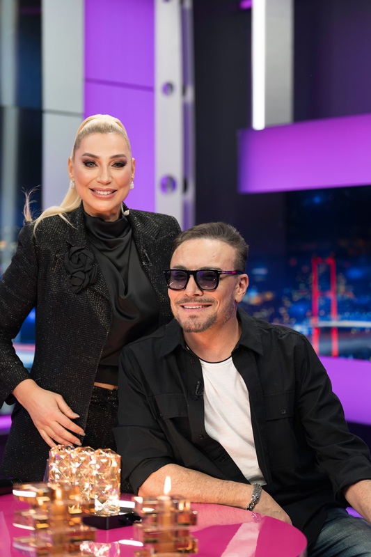 Özlem Esra Ada�n�n Haz�rlay�p Sundu�u Pembe Masa�n�n Bu Haftaki Konu�u Ba�ar�l� �ark�c� Cenk Eren Oldu.