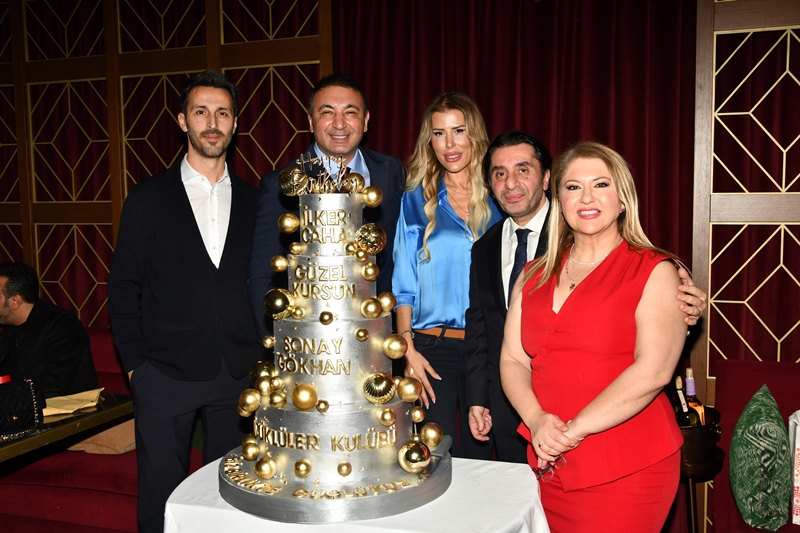 Yüzüklüler Kulübü : �� Ve Cemiyet Dünyas�n�n Seçkin �simlerini Madhu�s�un E�siz Ambiyans�nda Bulu�turdu