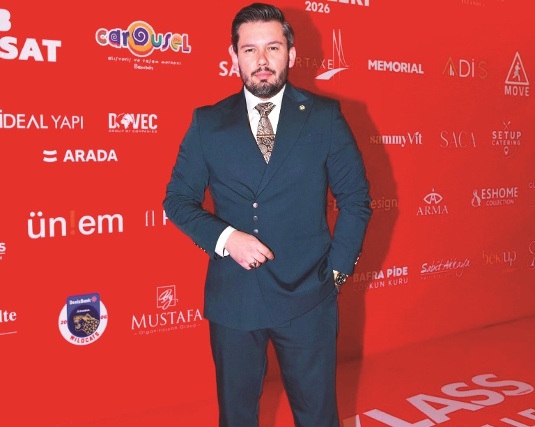 Tar�k Yalç�ntepe : �� Hayat�ndaki Güçlü Duru�unu K�rm�z� Hal�daki Tarz�na Yans�tt�