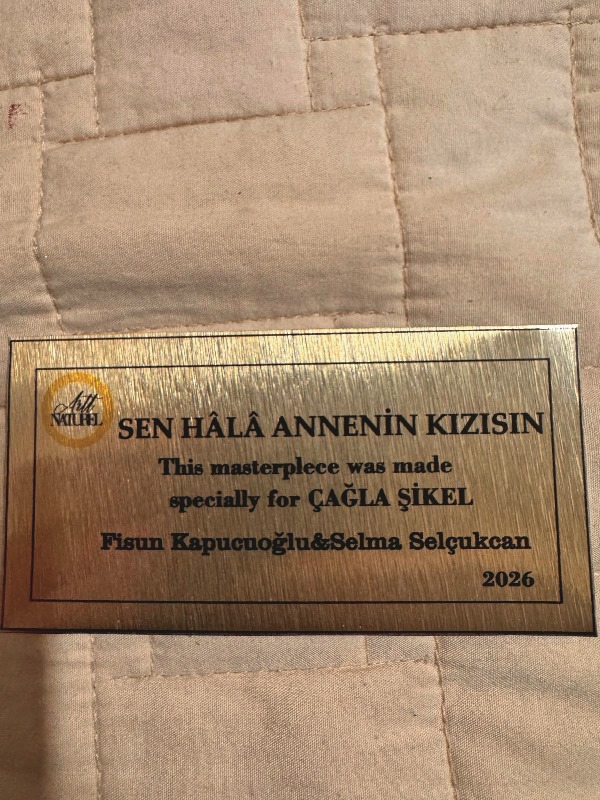 Fisun Kapucuo�lu�ndan Ça�la ��kel�e Anlaml� Hediye: �Sen Hâlâ Annenin K�z�s�n�dan Do�an Bir Eser