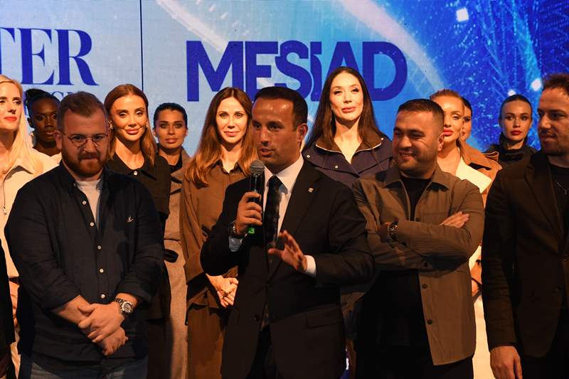 Merter�de Moda �öleni Ba�lad�! �Calam�ty Demet� Ve �Gey�a Ece� Podyumu Sallad� 