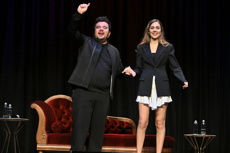 Berfu & Eser Yenenler ile İstanbul Komedi Festivali’nde Sinir Krizleri Gülme Krizlerine Döndü