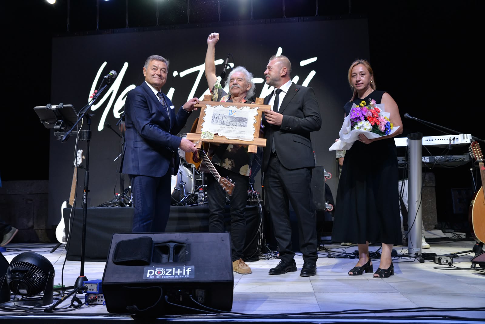 Bergama Kültür Ve Sanat Ödül Töreninde �Yeni Türkü� Sahnedeydi