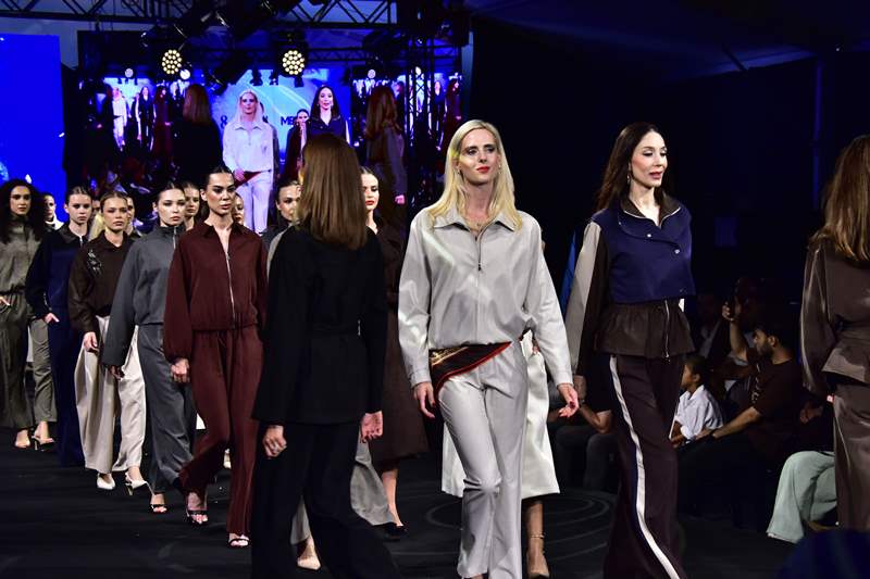 Merter�de Moda �öleni Ba�lad�! �Calam�ty Demet� Ve �Gey�a Ece� Podyumu Sallad� 