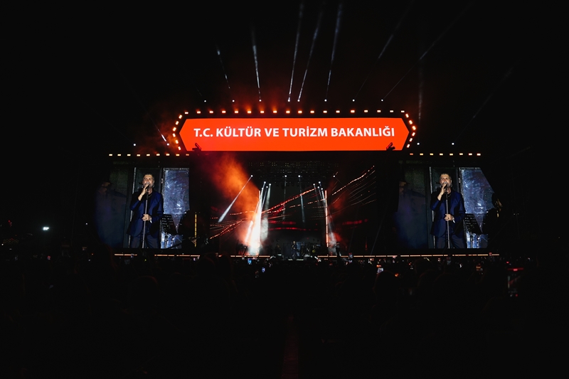 Ba�kent Özcan Deniz�in �ark�lar�yla Bulu�tu
