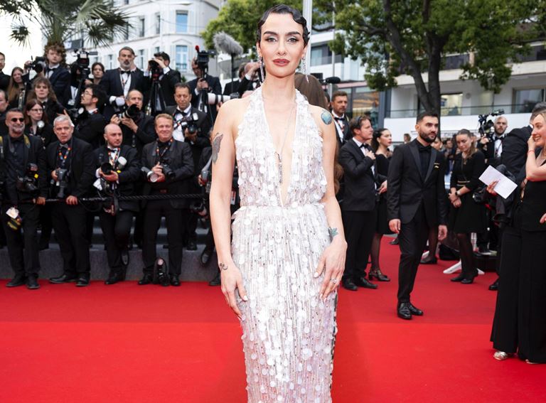 Birce Akalay Ve BMW İ7 M70, Cannes Kırmızı Halısına Bu Yıl Da Damga Vurdu Birce Akalay Ve BMW İ7 M70, Cannes Kırmızı Halısına Bu Yıl Da Damga Vurdu