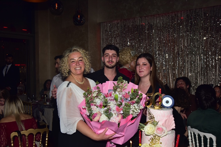 Saadet Ayd�n : Do�um Günü Mutlulu�unu Dostlar�yla Payla�t�